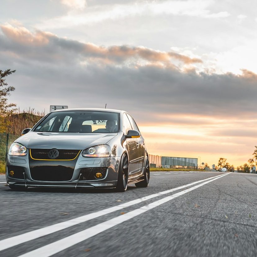 Volkswagen fährt bei Sonnenuntergang auf einer Landstraße – Leistungsoptimierung und Fehlerdiagnose durch BoostAgent